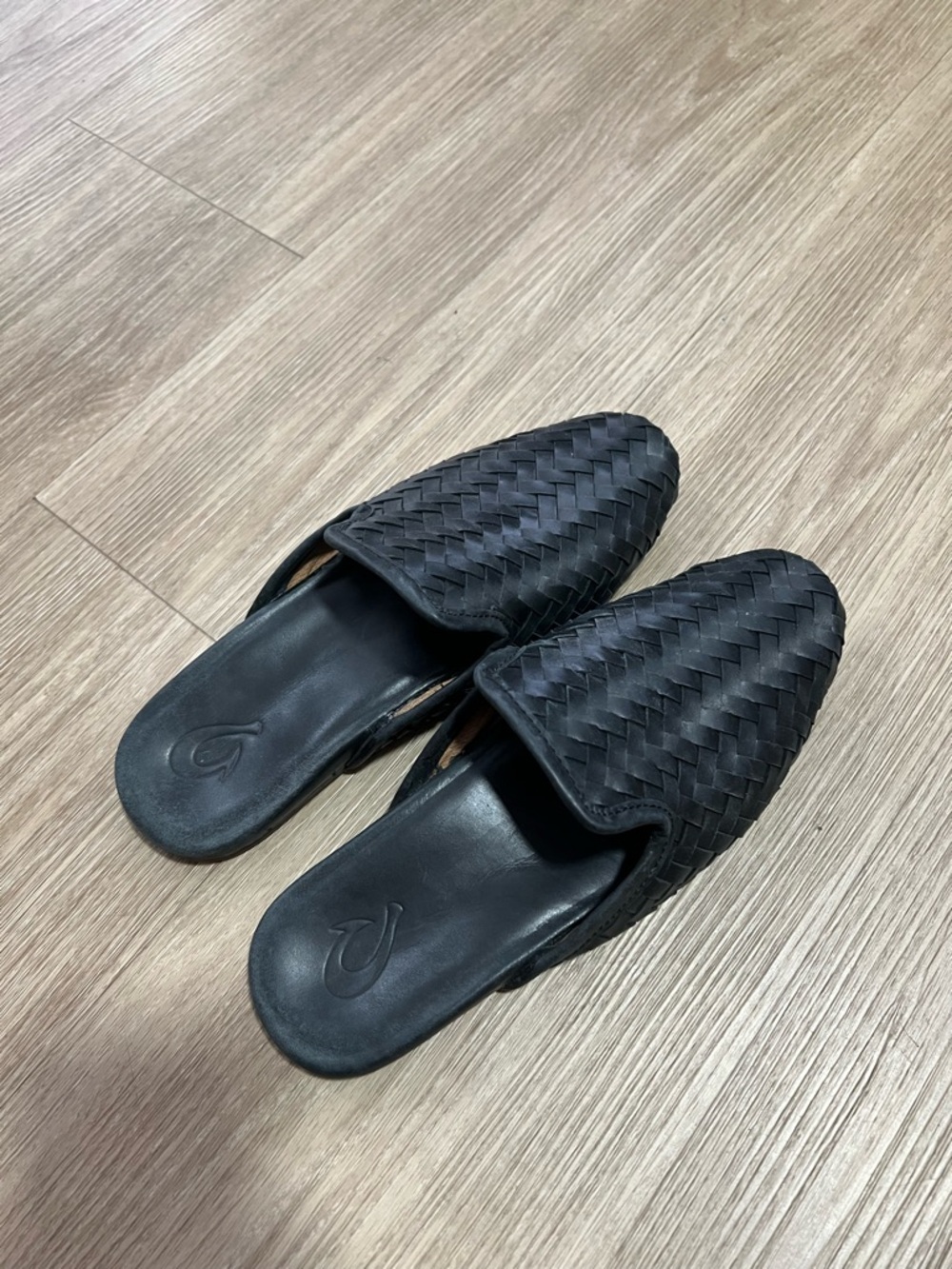 Olukai Black Woven Leather Design Classic Mule